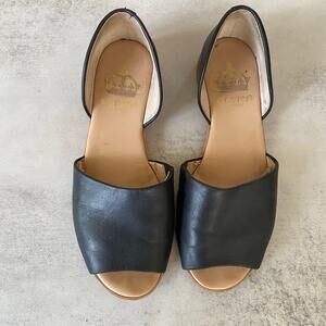 Crown Vintage Firenze Open Toe Leather Flats in Black